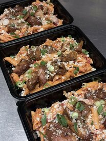  Kleine penne in tomatenroomsaus met kip