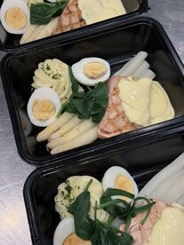 Kleine gegrilde zalm met asperge